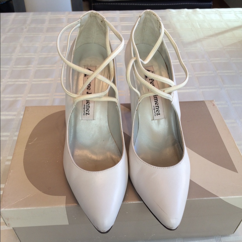 White Leather Pump Shoes. Size 7M.